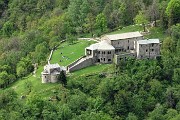 40 L'abbazia di San Pietro al Monte vista dall'alto